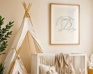 Plakat Stópki w Dłoniach – Minimalistyczna Dekoracja do Pokoju Dziecka A3 | Ramka z Jasnego Drewna