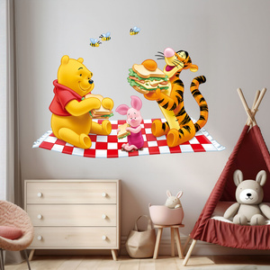 Naklejka na ścianę KUBUŚ PUCHATEK jedzenie z Prosiaczkiem i Tygryskiem 60 cm na 90 cm